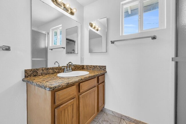 Building Photo - 6 Bedrooms, 3 Bath,  Pool CLOSE TO ASU (Rural & Broadway)