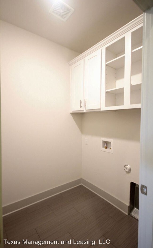 Building Photo - 2101 Town Centre Dr