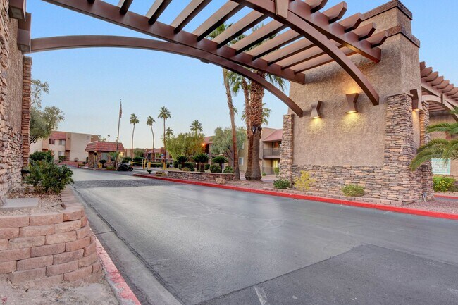 Building Photo - 2 BEDROOM 2 BATH FULLY REMODELED CONDO IN ...