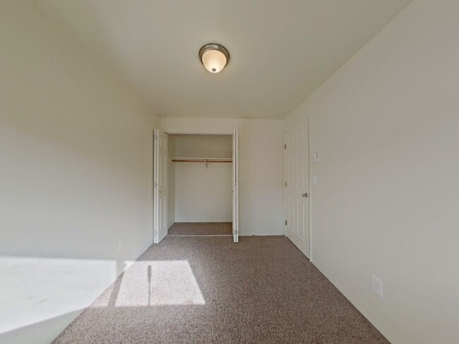 Building Photo - 2 Bedroom Apartment~ Near 9th Street ~ Sma...