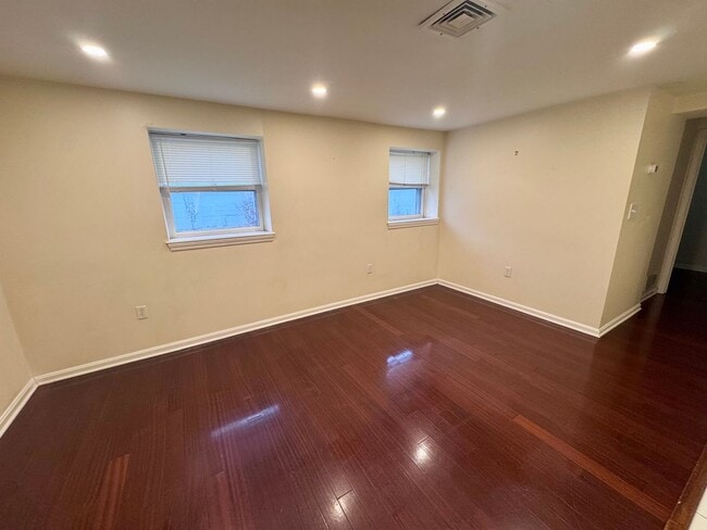 Building Photo - Two Bed Condo - Walking Distance to Downtown w/ Off Street Parking!