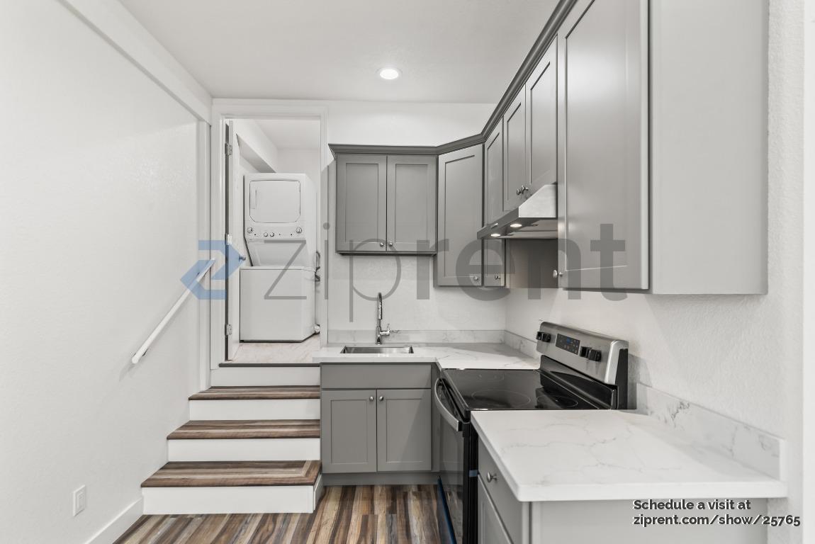 Building Photo - Unit B