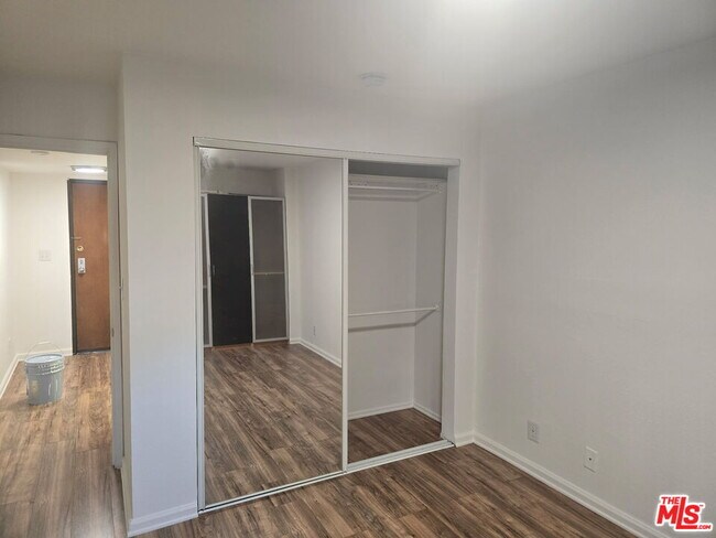 Building Photo - 435 S Virgil Ave