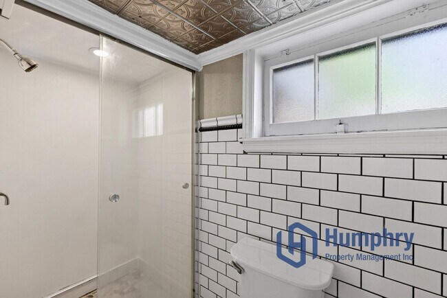 Building Photo - Bottom unit of Duplex