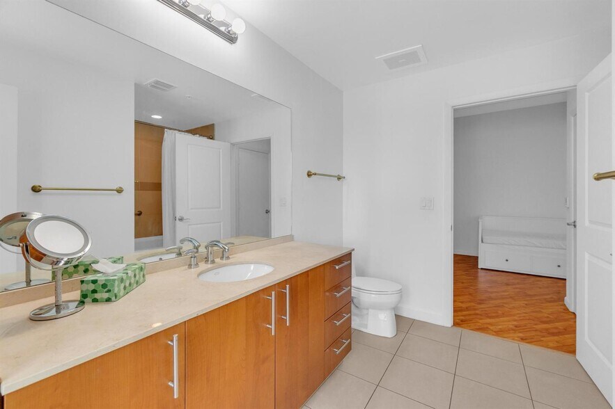 Building Photo - 1945 S Ocean Dr