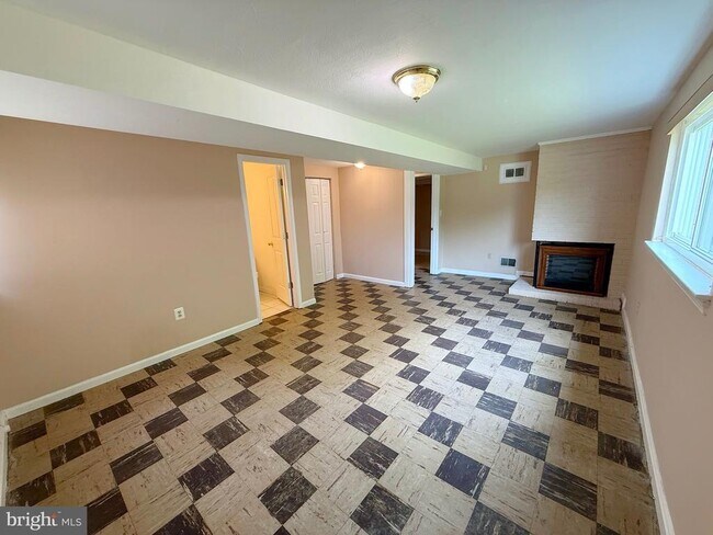 Building Photo - 7104 Adelphi Rd