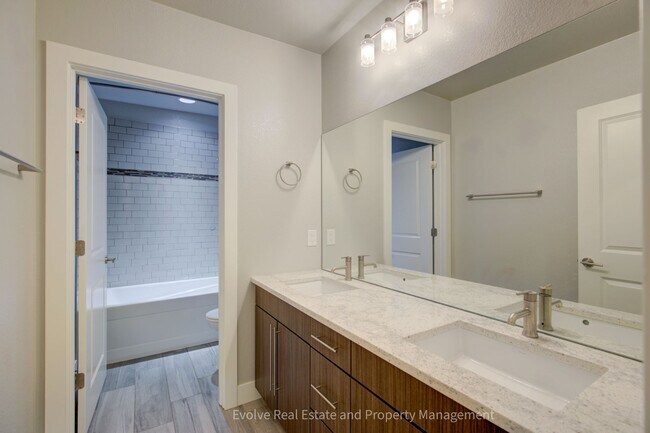 Building Photo - Evolve Real Estate: Gorgeous Townhome Near Sloan's Lake AVAILABLE JUNE 1ST!