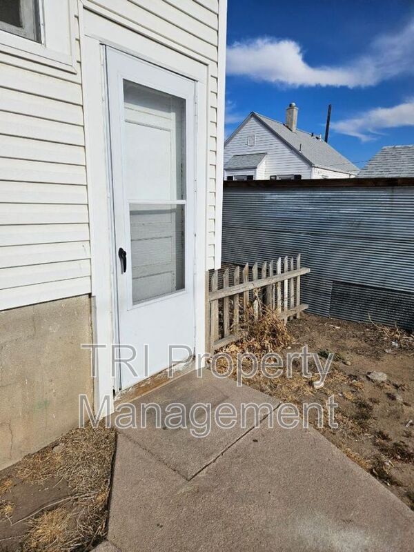 Building Photo - 2204 1/2 9th St