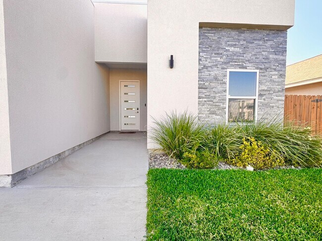 Building Photo - 1426 Los Estribos Dr