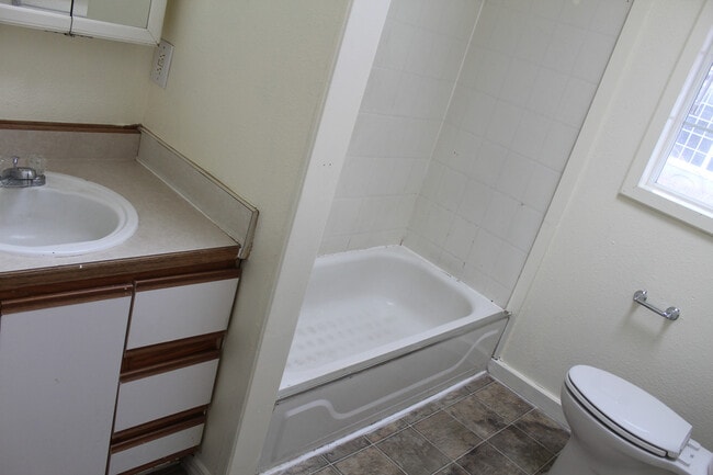 Building Photo - 2437 Darrow Ave