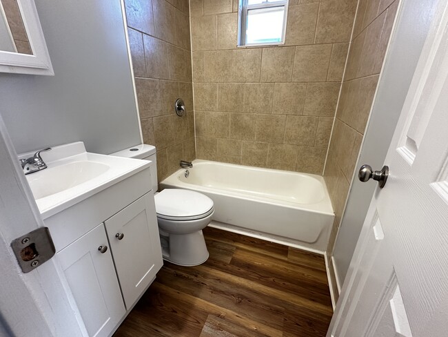 Building Photo - SE Duplex