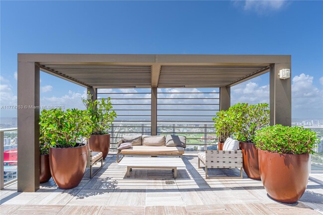Building Photo - 4010 S Ocean Dr