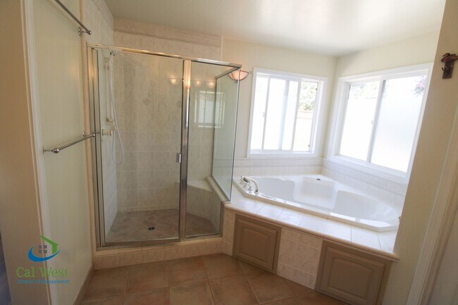 Building Photo - $4895 - Large beautiful 3/2 Home located i...