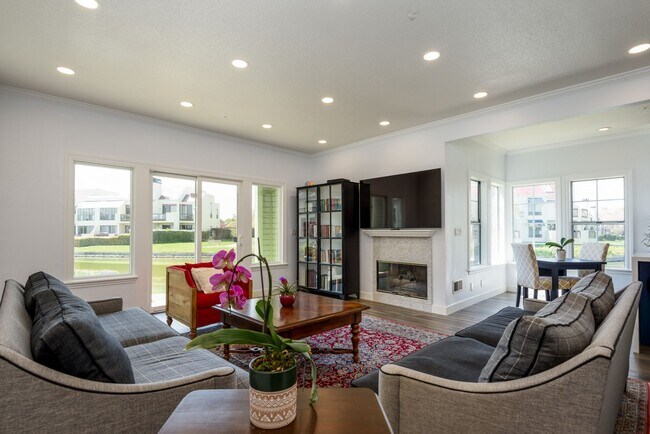 Building Photo - Waterfront Property with Stunning Views, L...