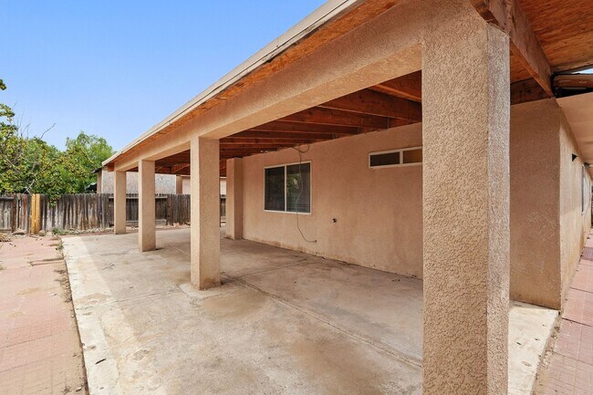 Building Photo - For Rent | 3 Bed / 2 Bath | 2 Car Garage |...