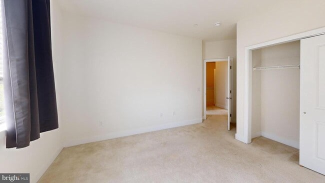 Building Photo - 909 Lakeview Ct