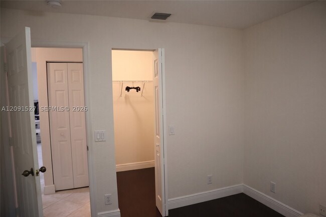 Building Photo - 1575 Zenith Way