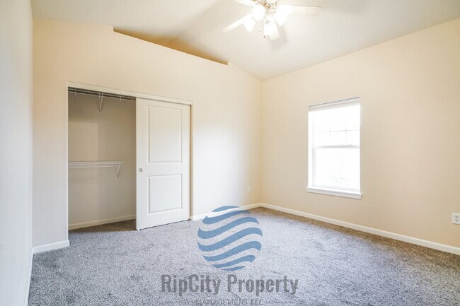 Building Photo - 1090 SW 170th Ave