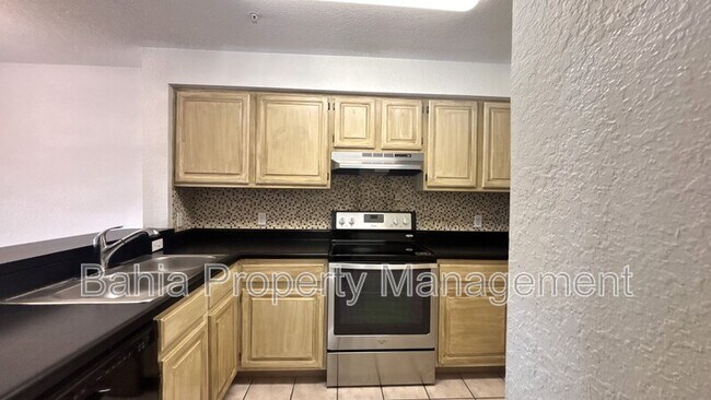 Building Photo - 13803 Fairway Island Dr