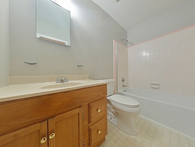 Building Photo - 3320 Forest Lake Dr