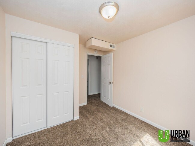 Building Photo - 4 bedroom 2 bath room house for rent in So...