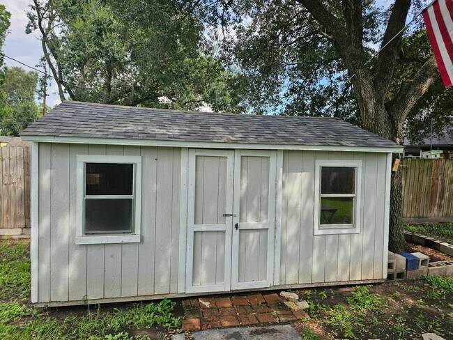 Building Photo - 6311 Crestside Dr