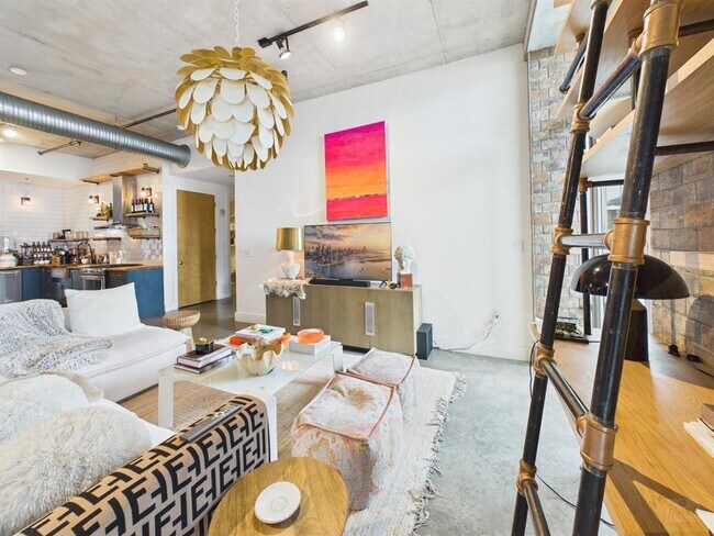 Building Photo - 800 W 5th St