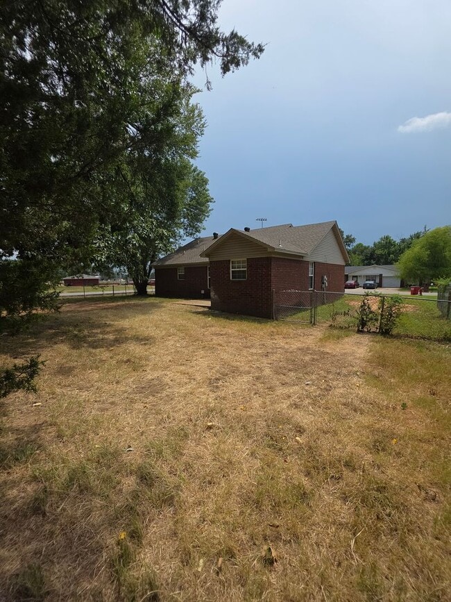 Building Photo - 102 Willow Creek Dr