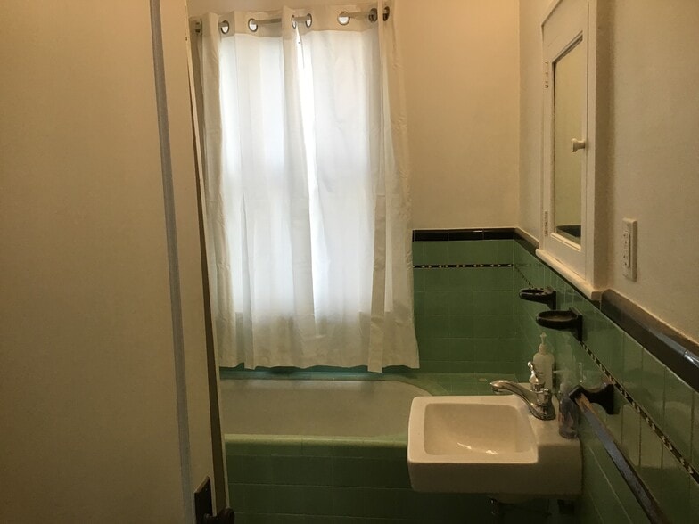 Full Bathroom - 4636 Cedar Ave