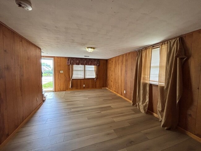 Building Photo - Charming 2 Beds, 1 Bath Half Duplex