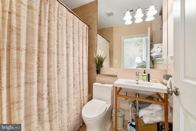 Building Photo - 1105 Park Rd NW