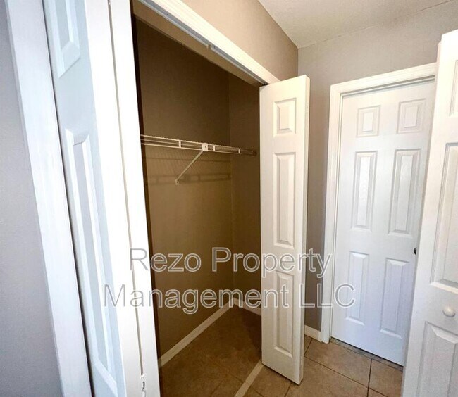 Building Photo - 5005 Lindsay Ct