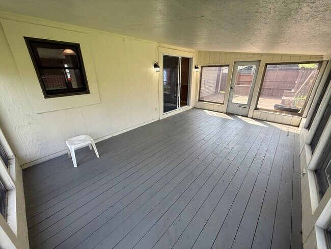 Building Photo - Stunning 3 beds 1.5 baths in Mineral Ridge