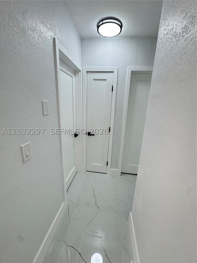 Building Photo - 1096 NE 157th St