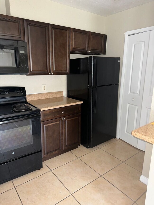 Building Photo - Spacious open floor plan 2/2 located in highly desirable Siesta Lago!