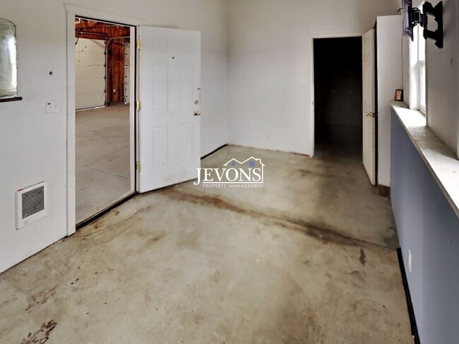 Building Photo - Comfortable Selah Residence with Open Living Space and Easy Commuter Access