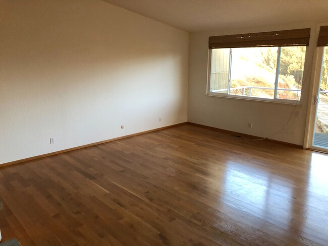 Building Photo - Huge and bright top floor 3 bedroom flat w...