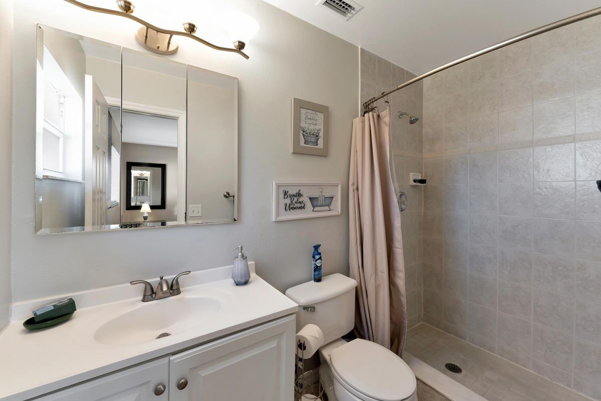 Building Photo - 2916 Woodcrest Dr