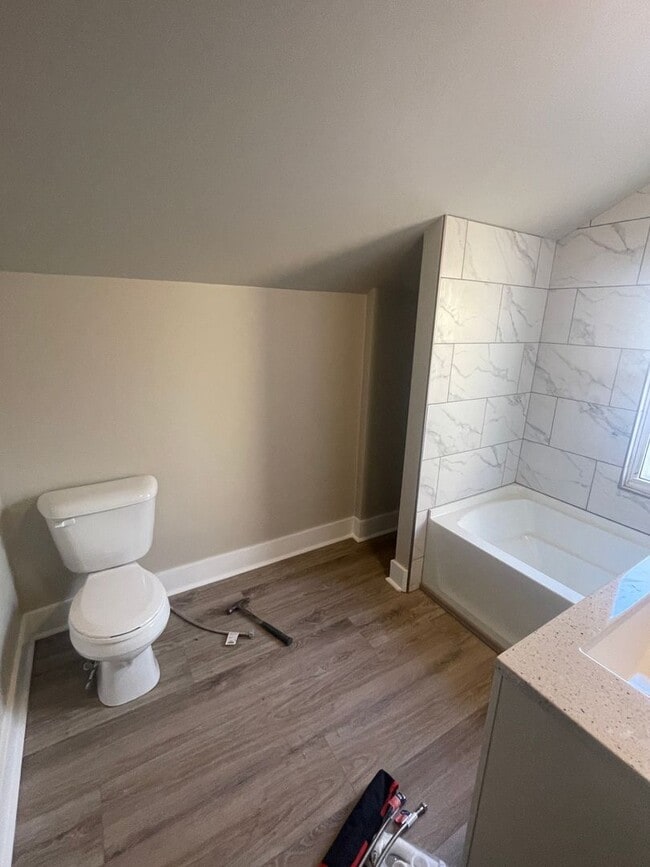 Building Photo - Large renovated house