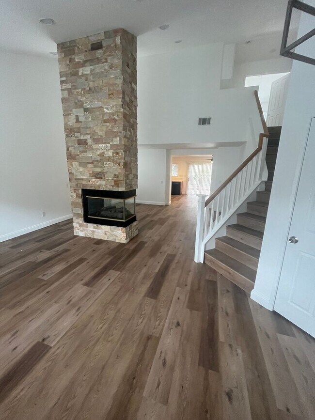 Building Photo - 1833 Mirador Dr