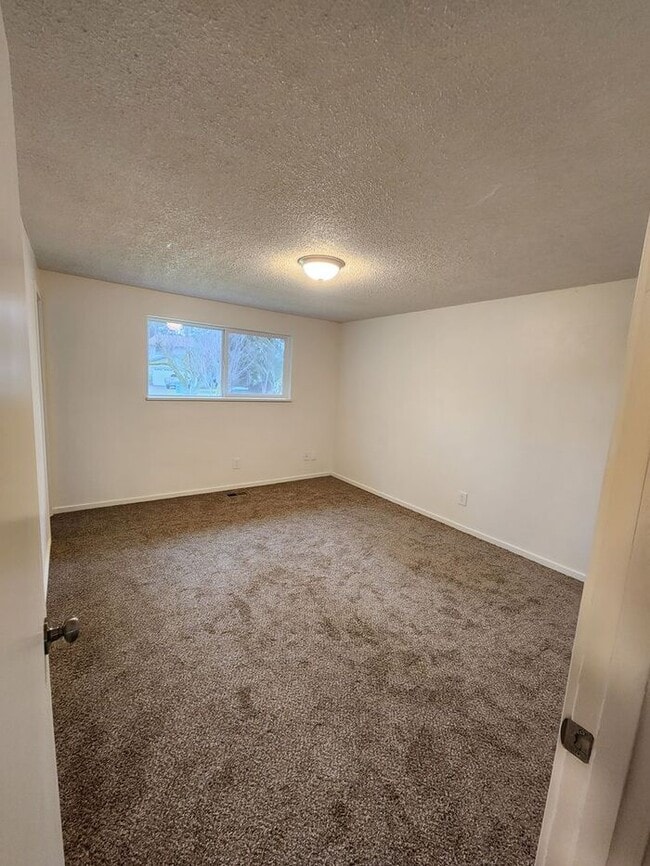 Building Photo - Nice 3 Bedroom Rambler In the Parkland/Spanaway Area!