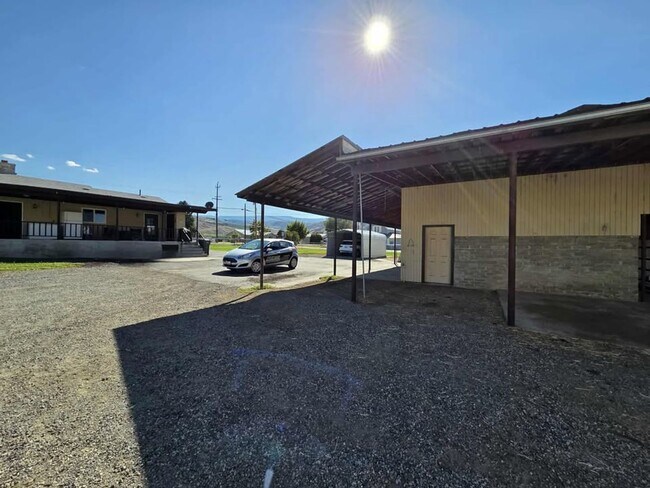 Building Photo - Large 3 Bedroom, 2.5 Bath on Beautiful, HU...