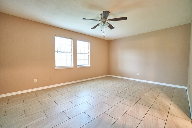 Building Photo - 10126 Northview Dr