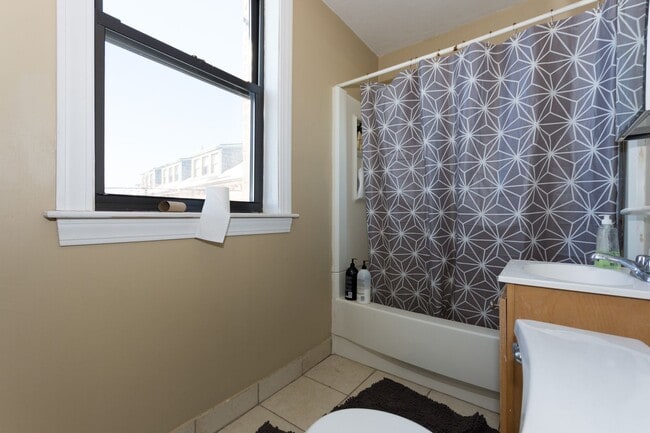 Building Photo - 4-Bedroom Apartment in Allston | 9/1 Move-In | Student Friendly