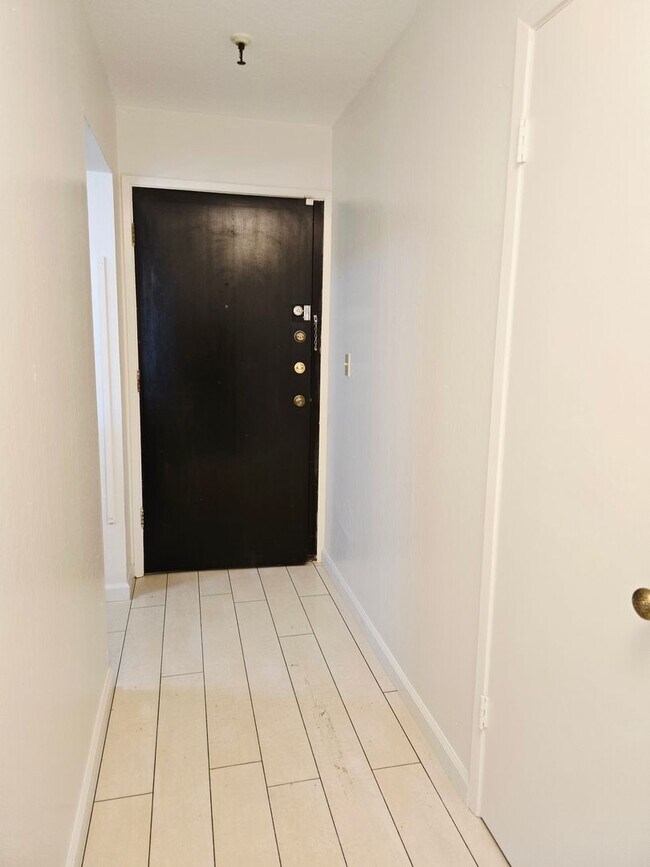 Building Photo - Top Floor Condo Unit