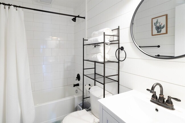 Building Photo - 10628 Lee Ave