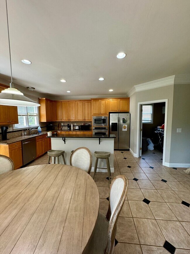 Building Photo - AVAILABLE AUGUST 23.  Spacious 5BR Home in...