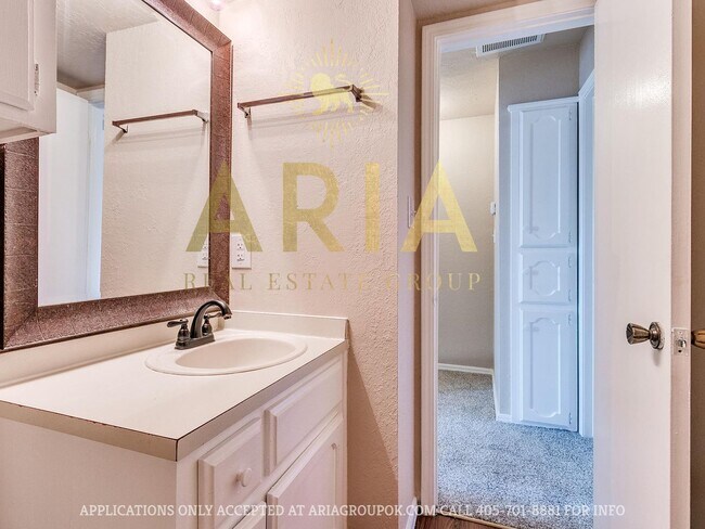 Building Photo - Spacious 2 Bed/1.5 Bath Townhouse in East ...
