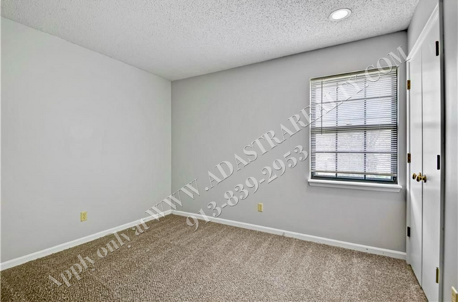 Building Photo - 3 Bed 1.5 Bath Duplex in Blue Valley Schoo...