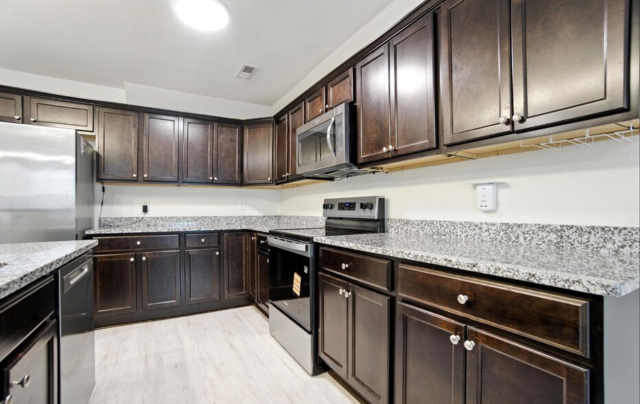 Building Photo - 2605 Bapaume Ave